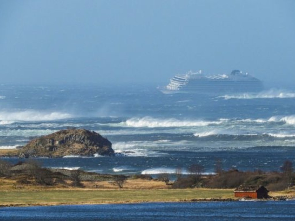 На лайнере Viking Sky на юге Норвегии завершились спасательные работы