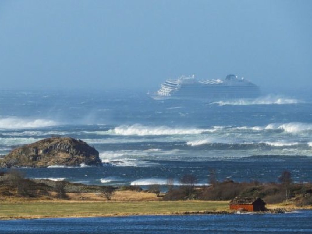 На борту 915 пассажиров и 458 членов экипажа: в Норвегии круизный лайнер потерпел крушение (ВИДЕО)
