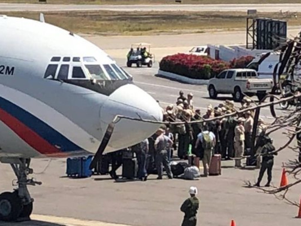 В Венесуэлу прибыли два российские самолета с военными на борту