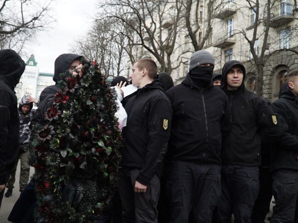 Украину трудно назвать цивилизованным государством, пока в стране митингуют вооруженные группировки &#8212; политолог