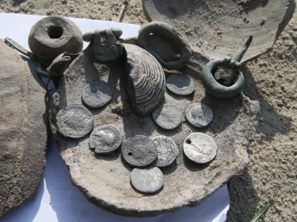 На Подоле в Киеве во время высадки деревьев нашли клад старинных монет (ФОТО)