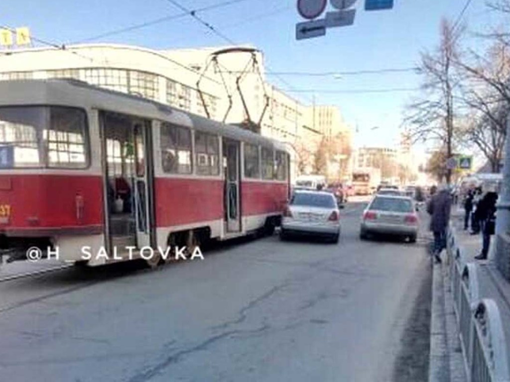 В Харькове у вокзала трамвай не разминулся с легковушкой (ФОТО)