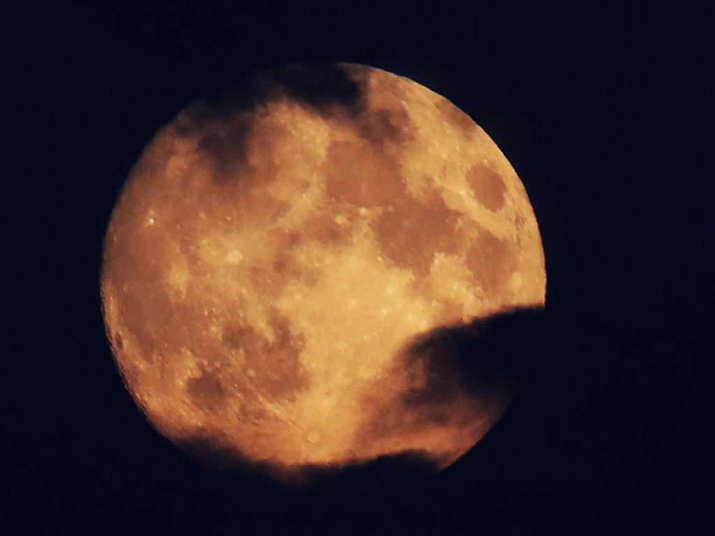 Две Луны в небе шокировали пользователей Сети (ФОТО, ВИДЕО)
