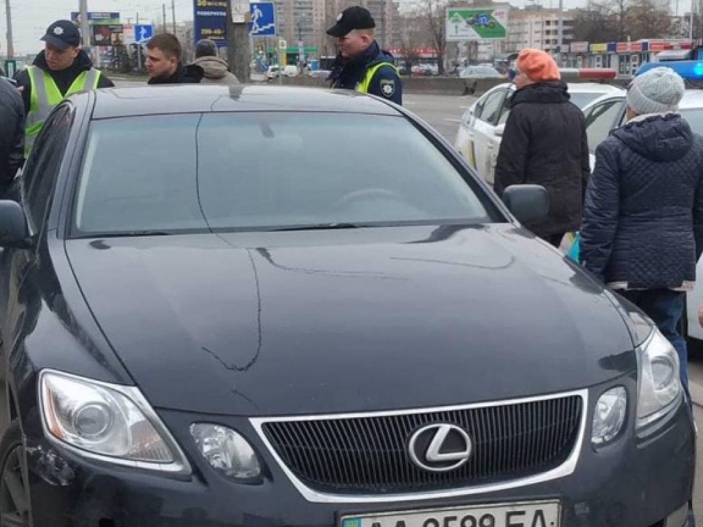 В Киеве пьяный водитель на Lexus чуть не сбил людей на остановке (ФОТО) 