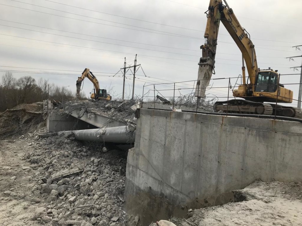 Из-за демонтажа моста на столичных Осокорках район оказался на грани экологической катастрофы (ФОТО)