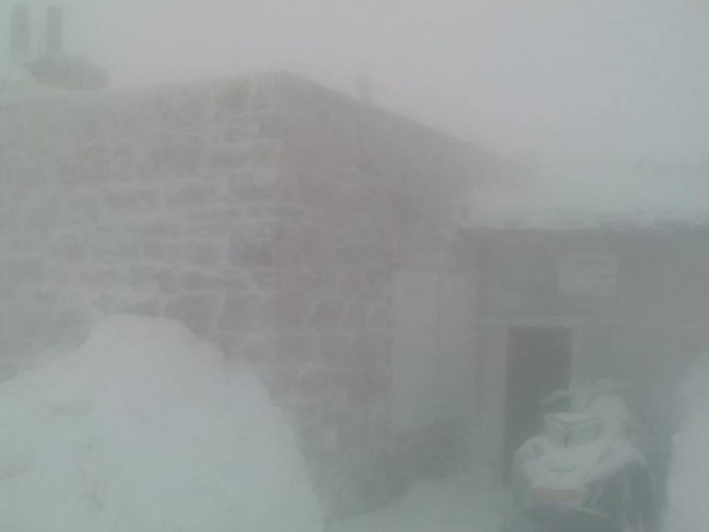 В горах Карпат идет сильный снег