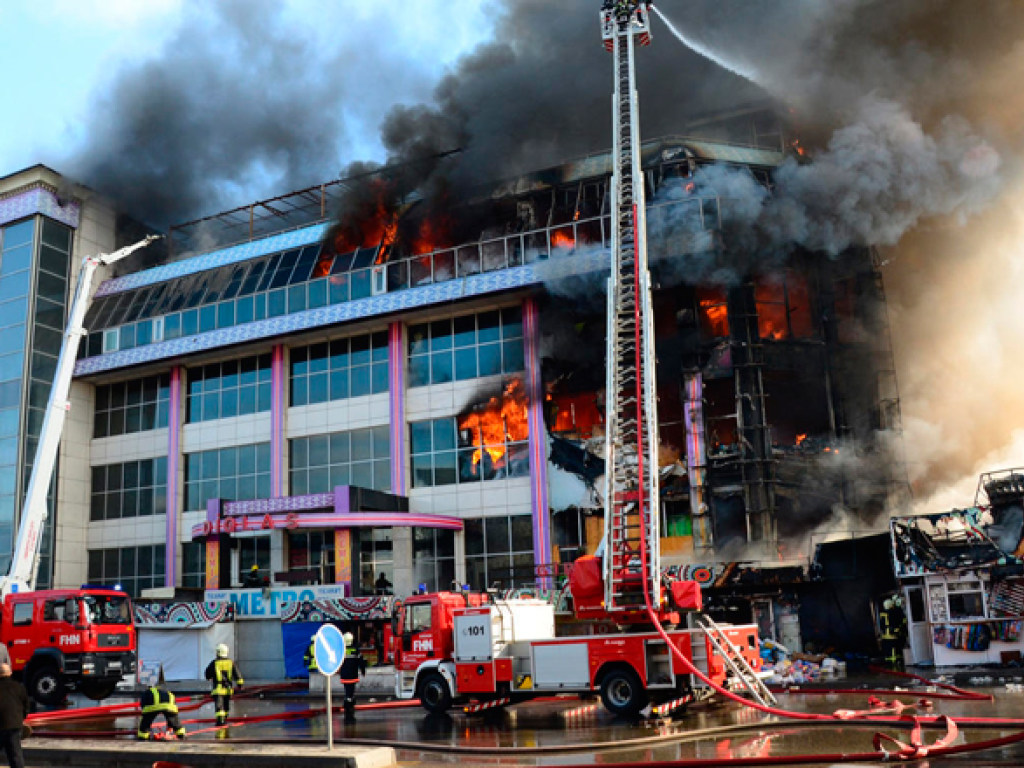В Баку начался мощный пожар в торговом центре (ФОТО)