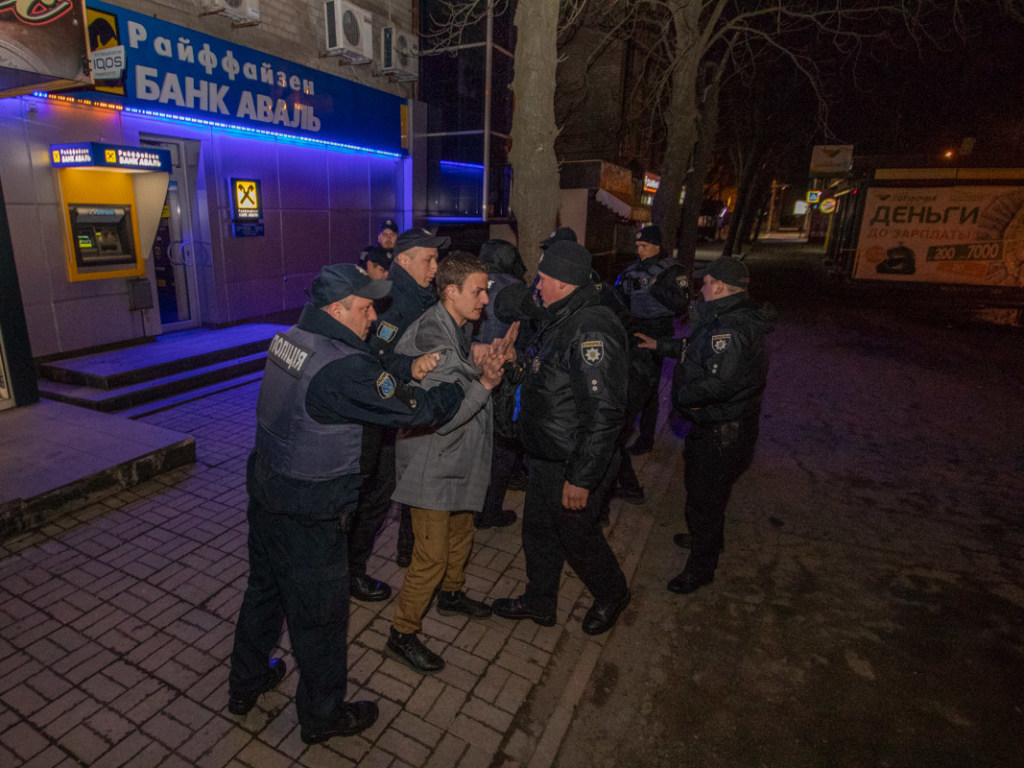 Ночью в Днепре возле банка пьяные парни напали на инкассаторов (ФОТО, ВИДЕО)