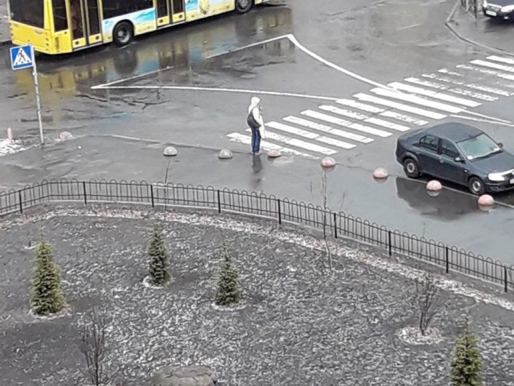 В Киеве в марте внезапно пошел снег (ФОТО, ВИДЕО)