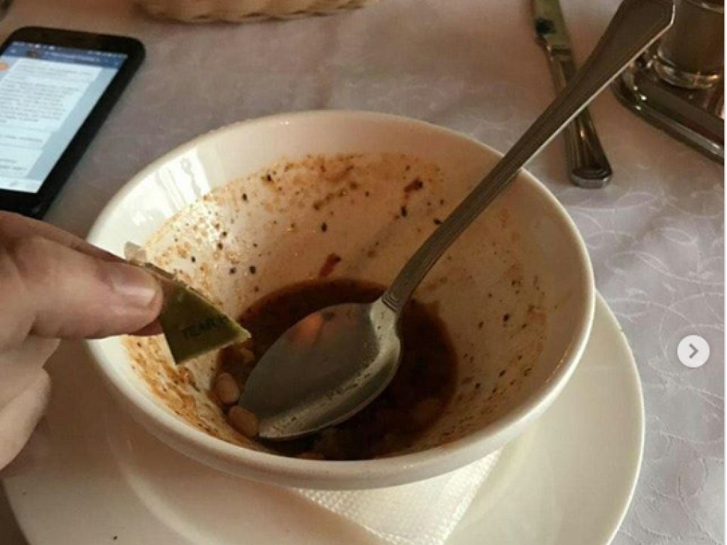 Жителю Запорожья в кафе бросили в испанский суп кусок картона (ФОТО)