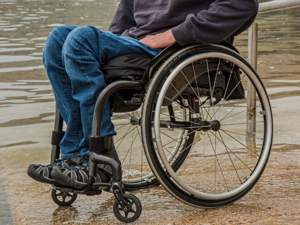 Не дождались помощи чиновников: в Кривом Роге инвалиды-колясочники снесли высокий бордюр (ВИДЕО)