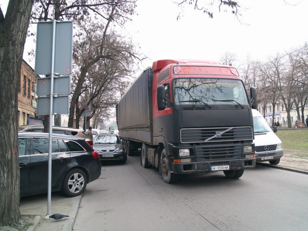 ДТП в центре Днепра: грузовик помял пять легковушек (ФОТО, ВИДЕО)