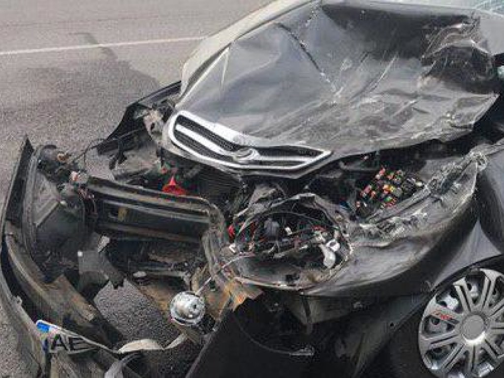 В Днепре ЗАЗ врезался в Nissan: пострадал парень (ФОТО)