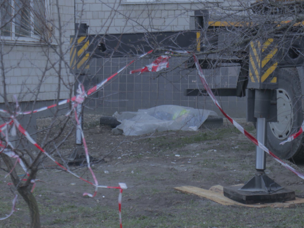 Смерть на работе: в Борисполе строитель выпал из люльки автовышки и погиб (ФОТО)