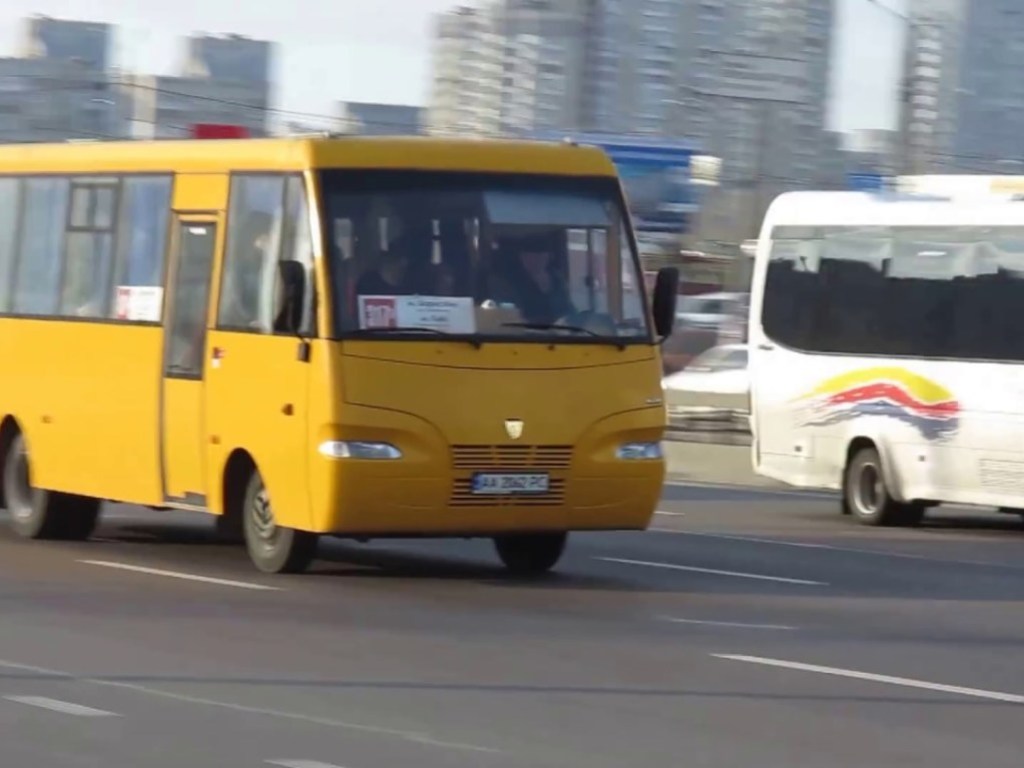Скандал в автобусе Киева: водитель и пассажирка не смогли договориться о маршруте (ВИДЕО)