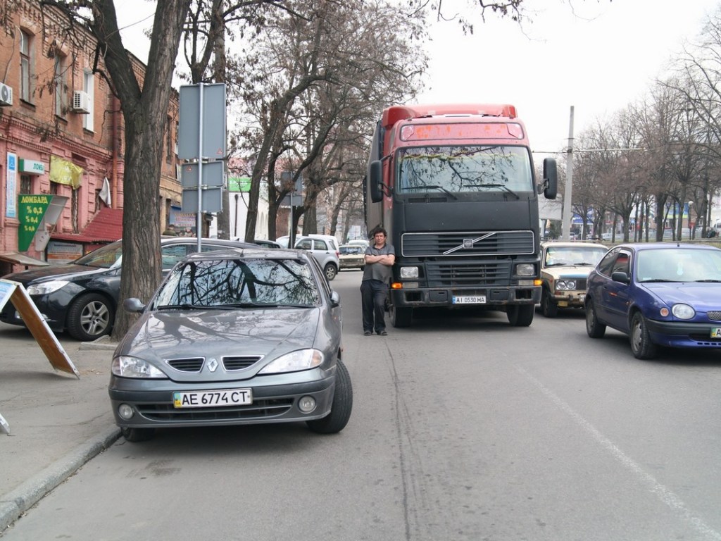 В центре Днепра грузовик повредил 5 припаркованных автомобилей (ФОТО)