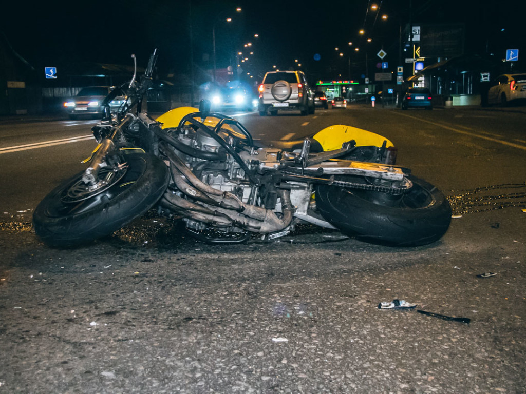 В Киеве водитель Opel на еврономерах сбил мотоциклиста при пересечении двойной сплошной (ФОТО, ВИДЕО)