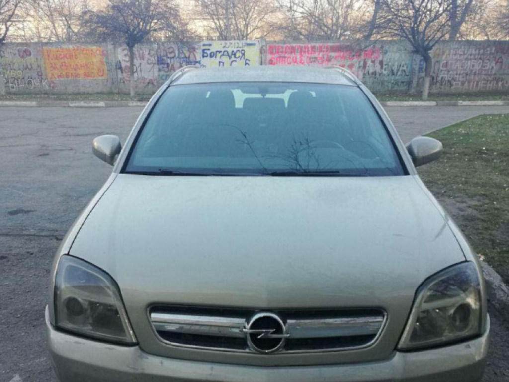 В Марганце водитель обнаружил на капоте автомобиля сверток с новорожденным ребенком (ФОТО)