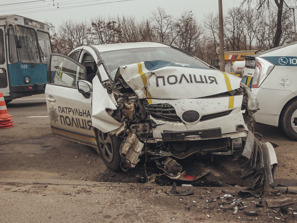В Киеве полицейское авто Prius со спящим водителем врезалось в столб: пострадала девушка-патрульная (ФОТО, ВИДЕО)