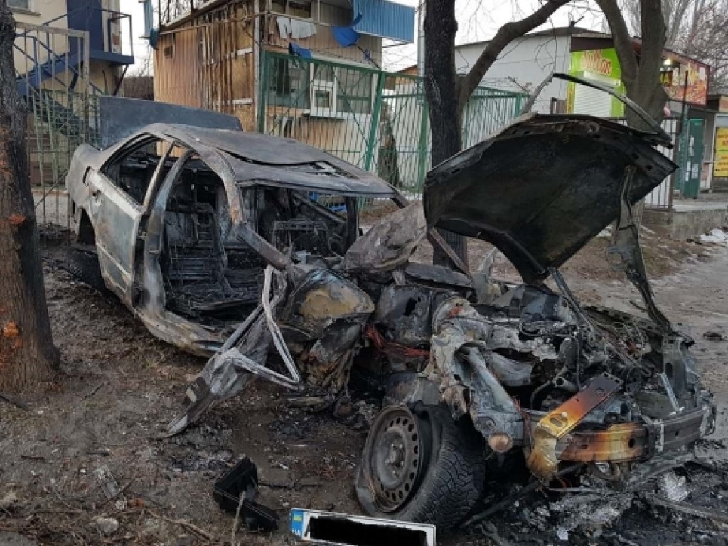 Авто сгорело дотла: В Запорожье во время ДТП загорелся Mercedes (ФОТО)