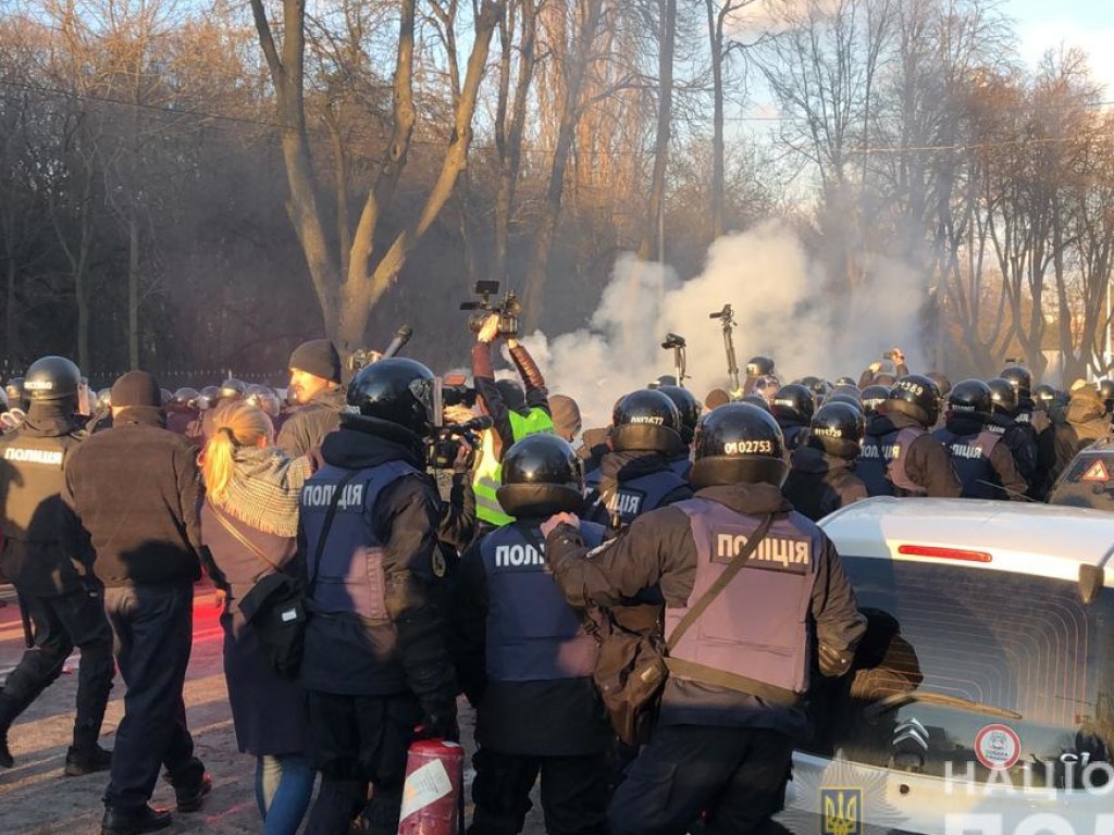 Протесты националистов в Виннице: в полицейских полетели камни и пиротехника (ФОТО, ВИДЕО)