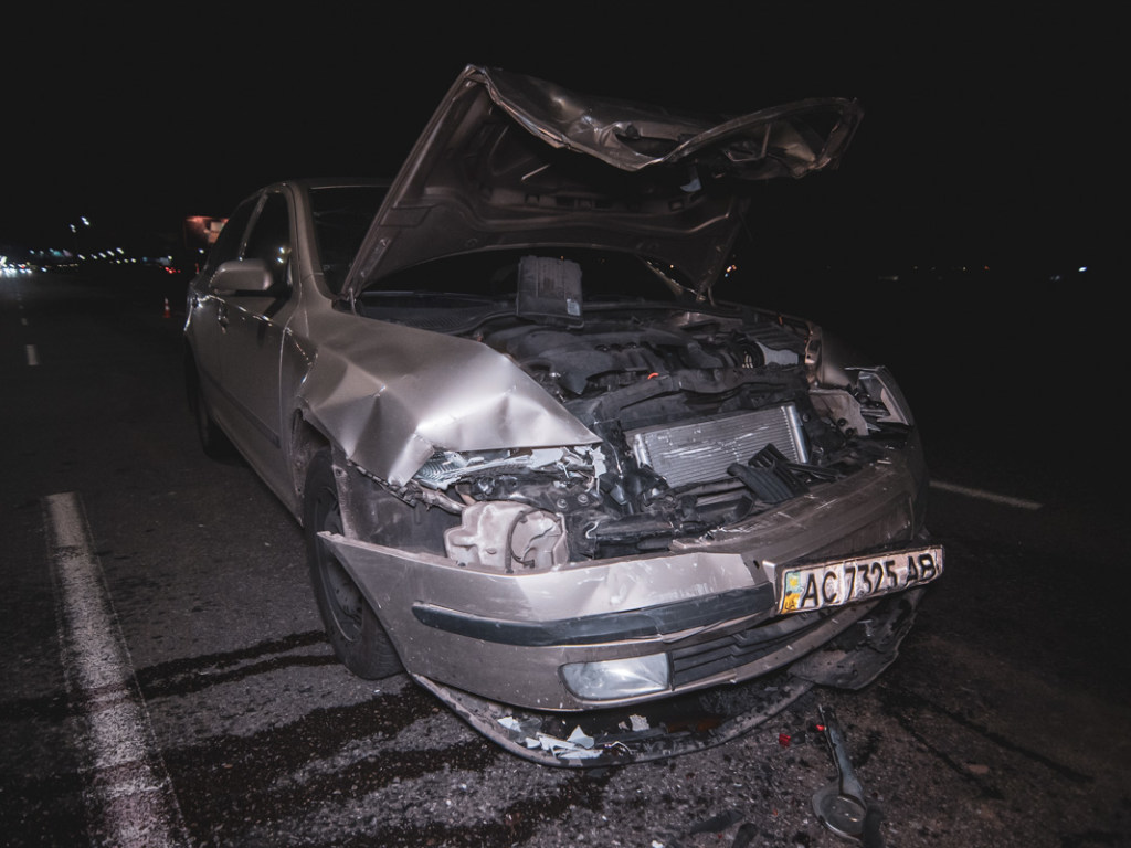 На проспекте Ватутина в Киеве Skoda влетела в Peugeot, который стоял на «аварийке» (ФОТО, ВИДЕО)