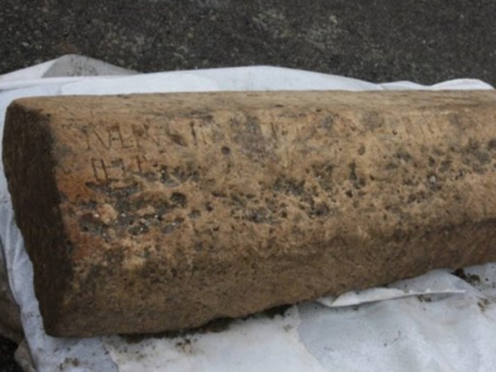 Во Франции нашли каменный саркофаг возрастом в тысячу лет (ВИДЕО)