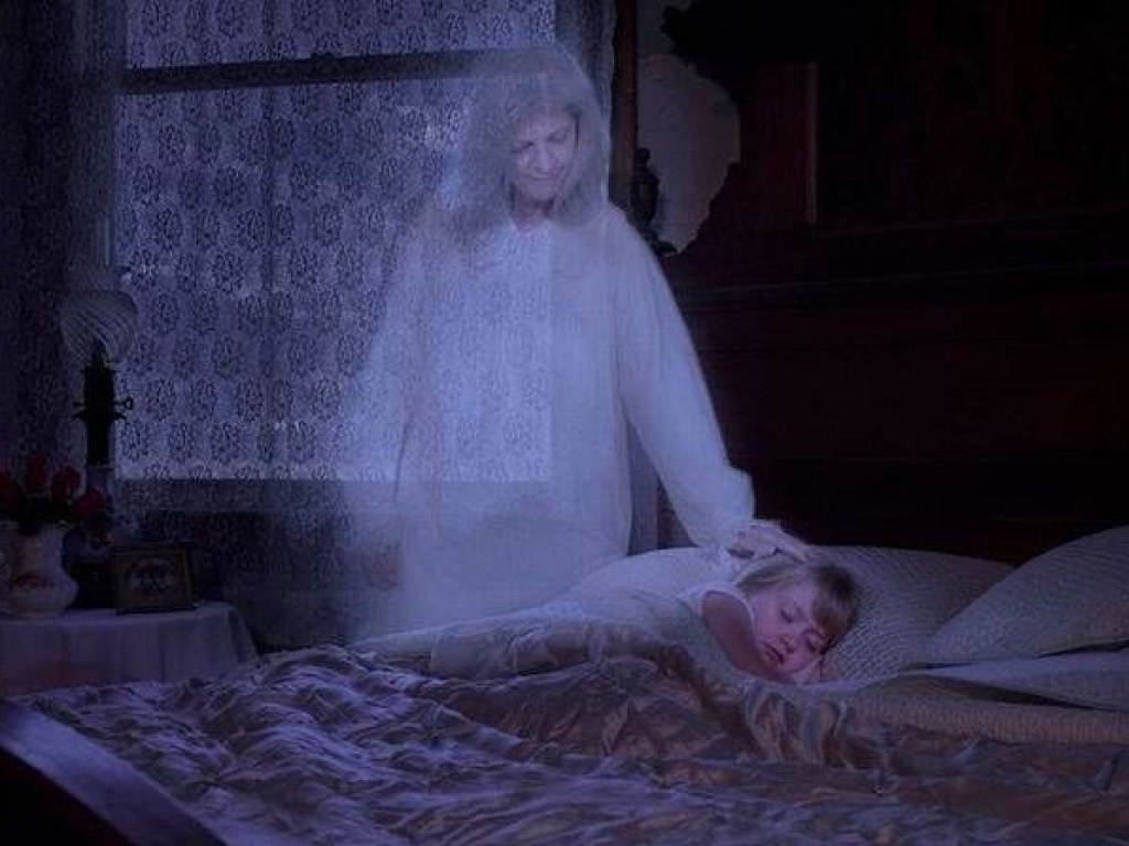 Призрак возле кроватки напугал ребенка (ВИДЕО)