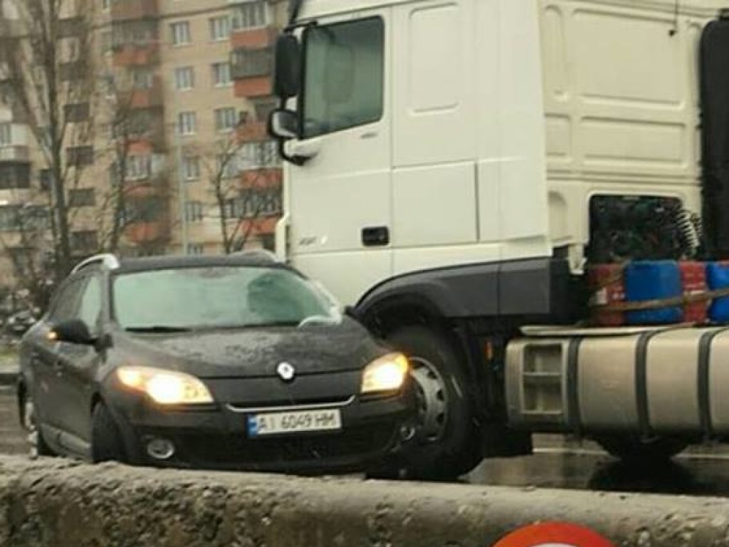 В Киеве фура протащила Renault по дороге