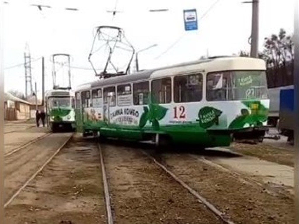 В Харькове трамвай сошел с рельсов и заблокировал движение транспорта (ВИДЕО)