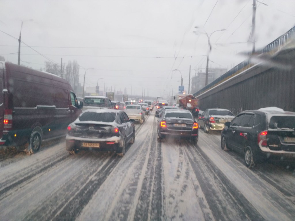 В Киеве из-за непогоды на дорогах образовались масштабные пробки (КАРТА)