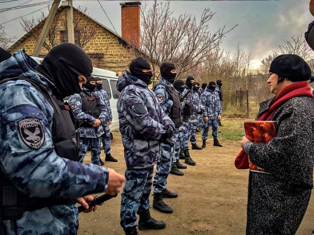 В Симферополе силовики задержали 10 крымских татар, обыски продолжаются – Денисова
