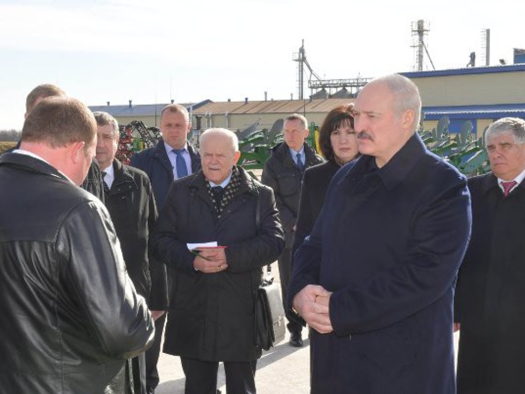 «Крепкий хозяйственник»: Лукашенко показал, как нужно управлять государством (ВИДЕО)