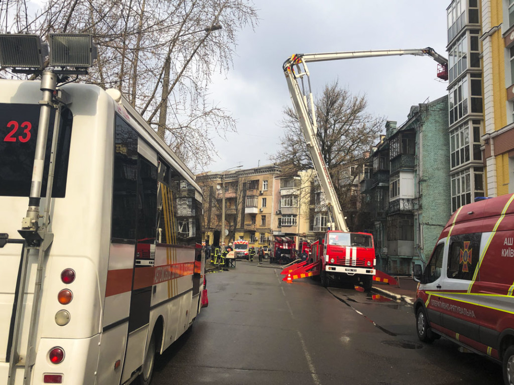 В трехэтажном доме на Подоле произошел пожар: улицу перекрыли (ФОТО, ВИДЕО)
