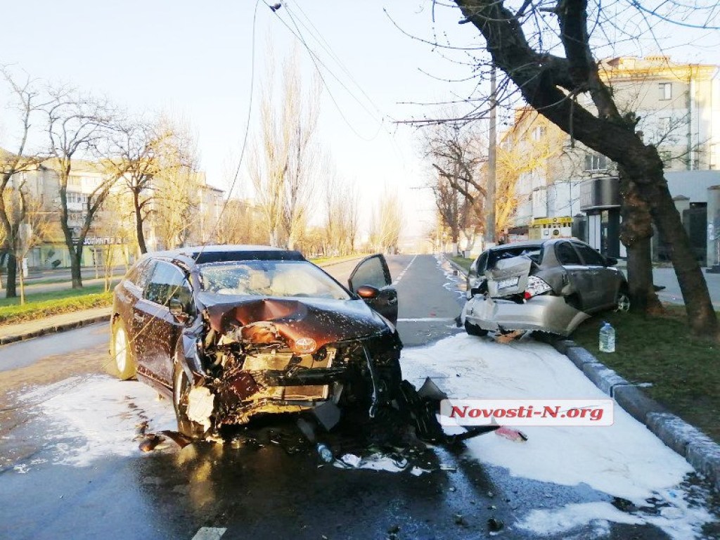 ДТП с воспламенением: в Николаеве подростки на Toyota снесли столб и врезались в ЗАЗ (ФОТО)