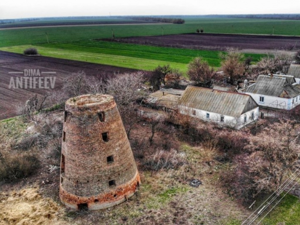 В Запорожской области нашли заброшенную немецкую мельницу XIX века (ФОТО) 