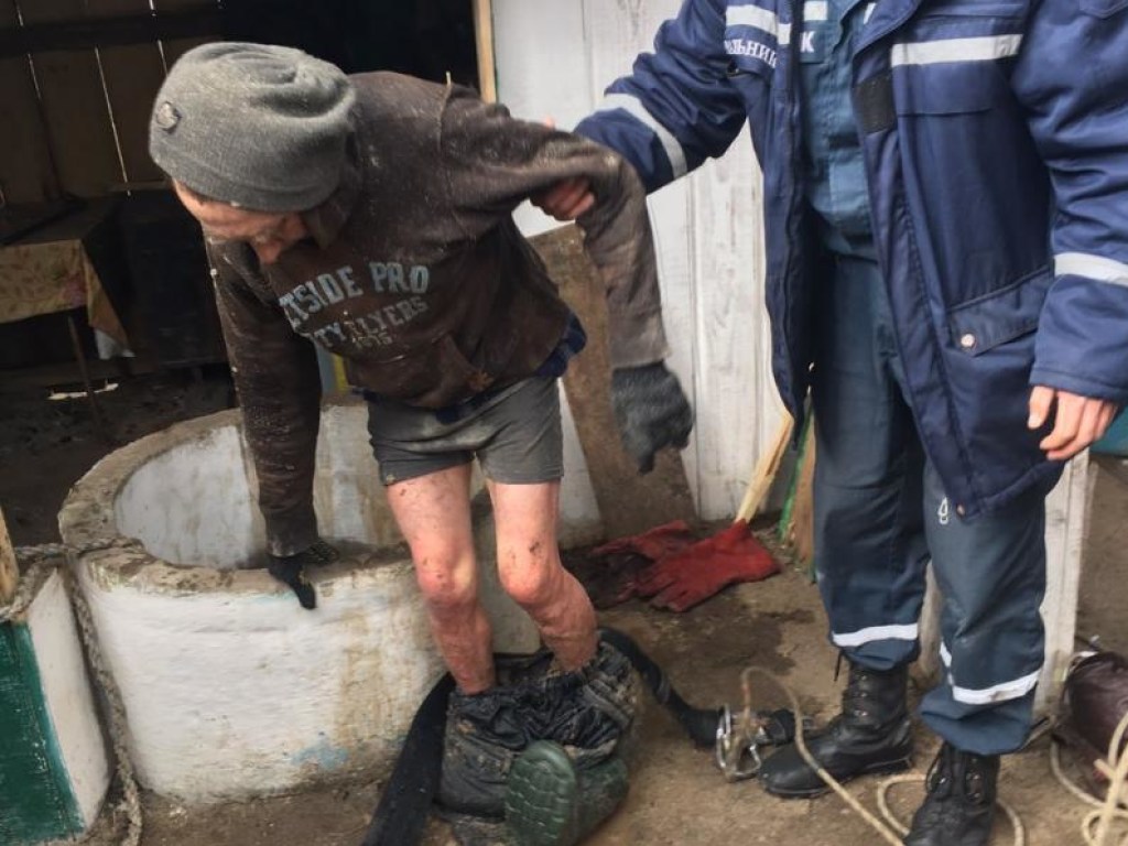 Под Ровно чистильщик колодца оказался в смертельной ловушке (ФОТО, ВИДЕО)