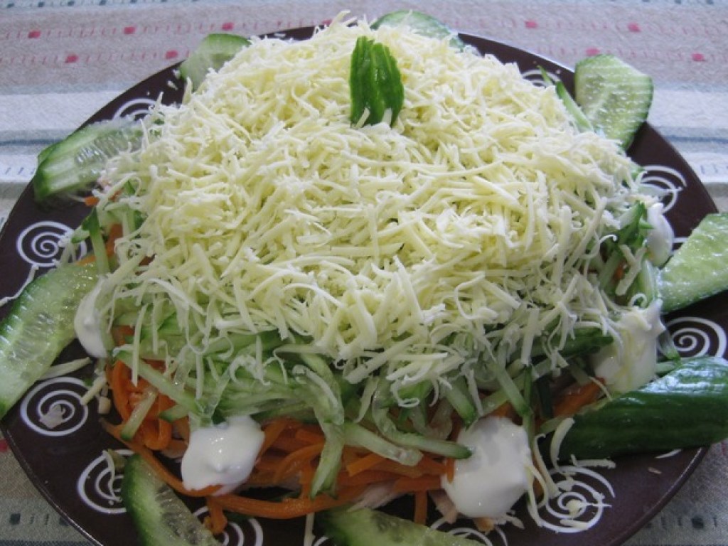 Рецепт дня: Пикантный салат с копченой курицей