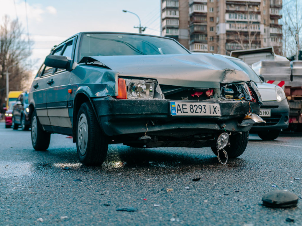 В Днепре столкнулись два ВАЗ: двух прохожих зажало между авто и магазином (ФОТО, ВИДЕО)