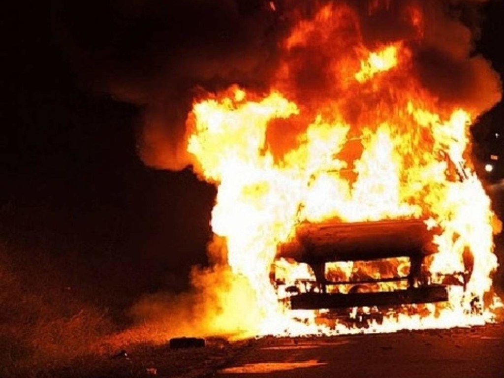 В Киеве сожгли авто доверенного лица кандидата в президента (ВИДЕО)