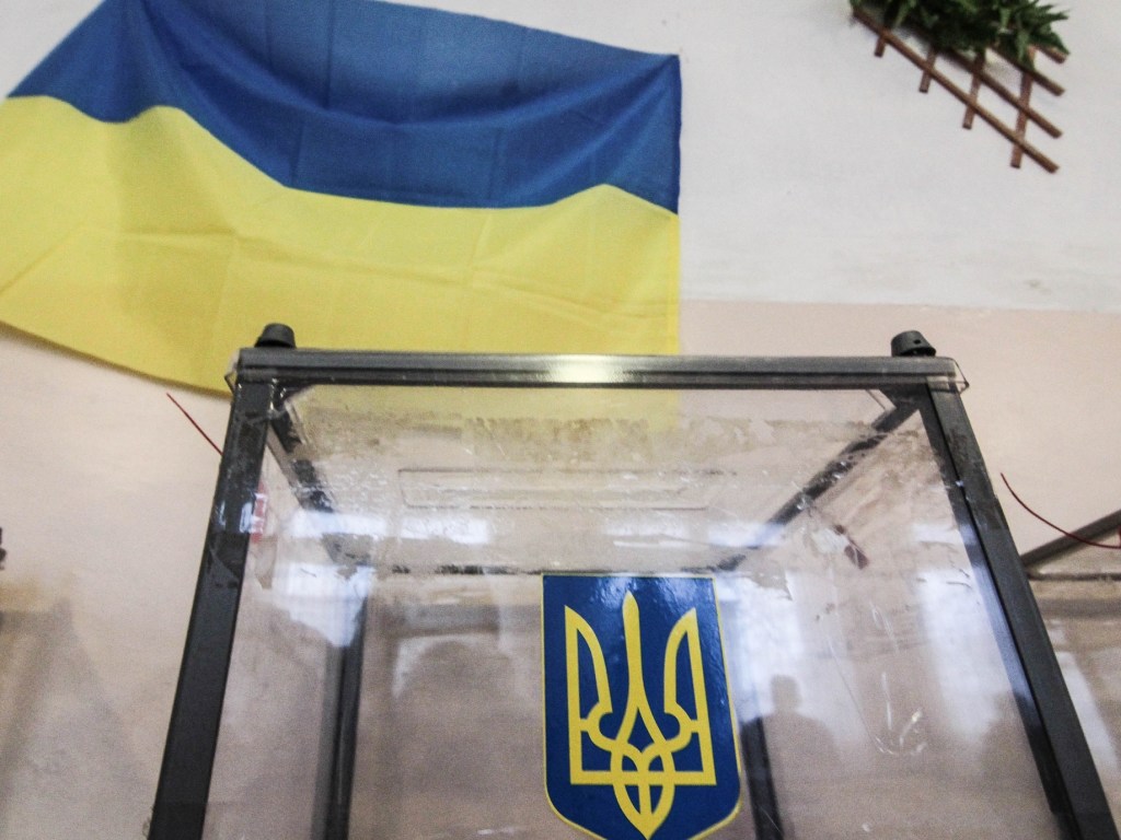 Эксперт: В Украине вручение повесток в армию на избирательных участках является незаконным