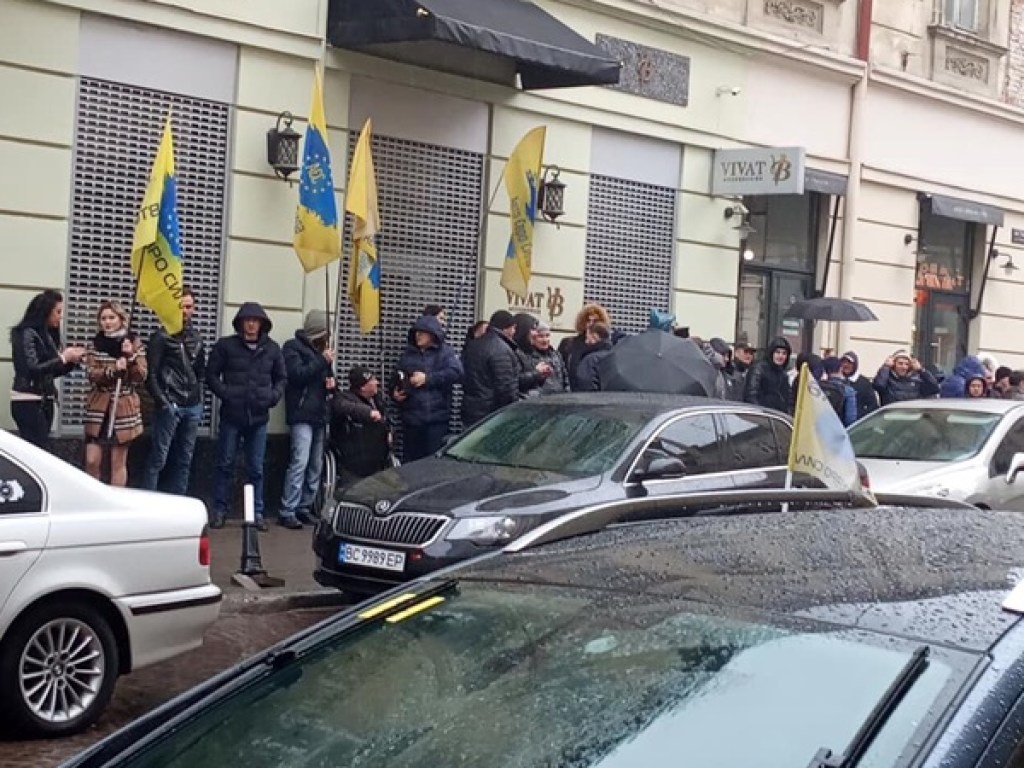 Во Львове «евробляхеры» заблокировали центральную улицу (ФОТО)  