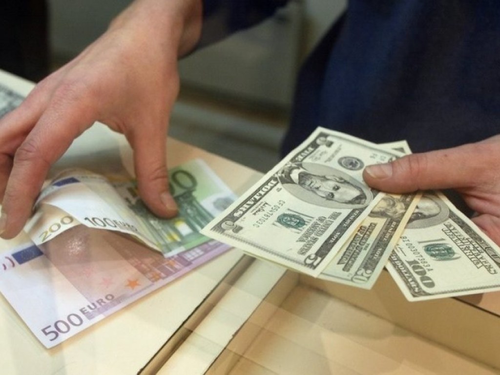 НБУ установил официальный курс на уровне 27,08 гривны за доллар   