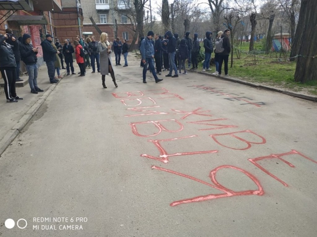«Кто заказал Катю Гандзюк»: активисты забросали петардами территорию дома главы Херсонской ОГА (ФОТО) 