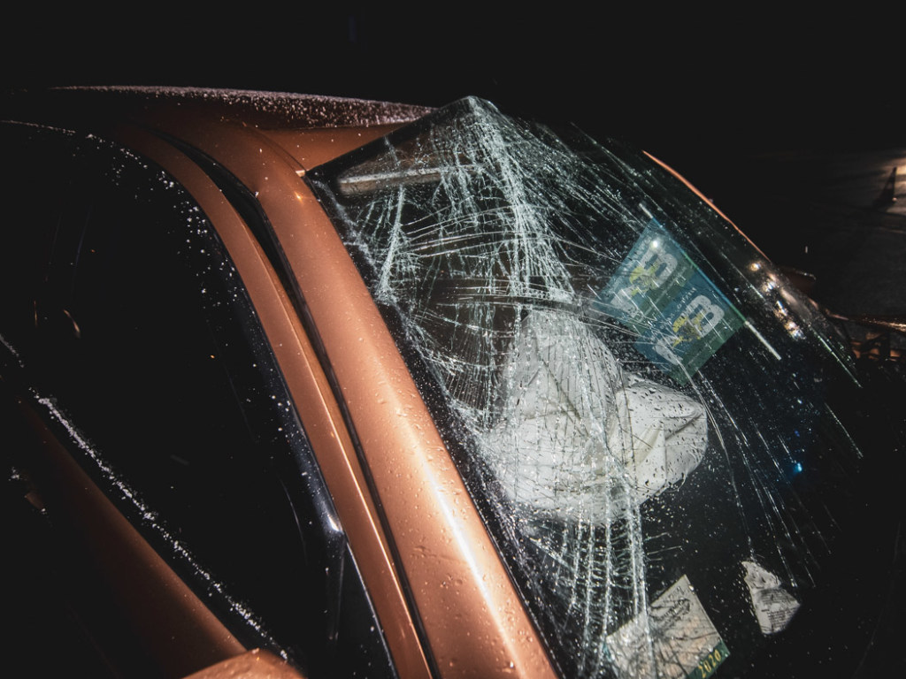 В Киеве пьяный водитель Skoda врезался в столб (ФОТО, ВИДЕО)