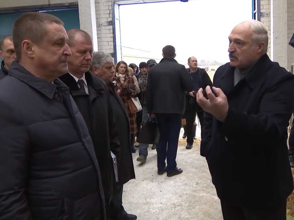 Лукашенко уволил группу чиновников из-за коровника «освенцима» (ВИДЕО)