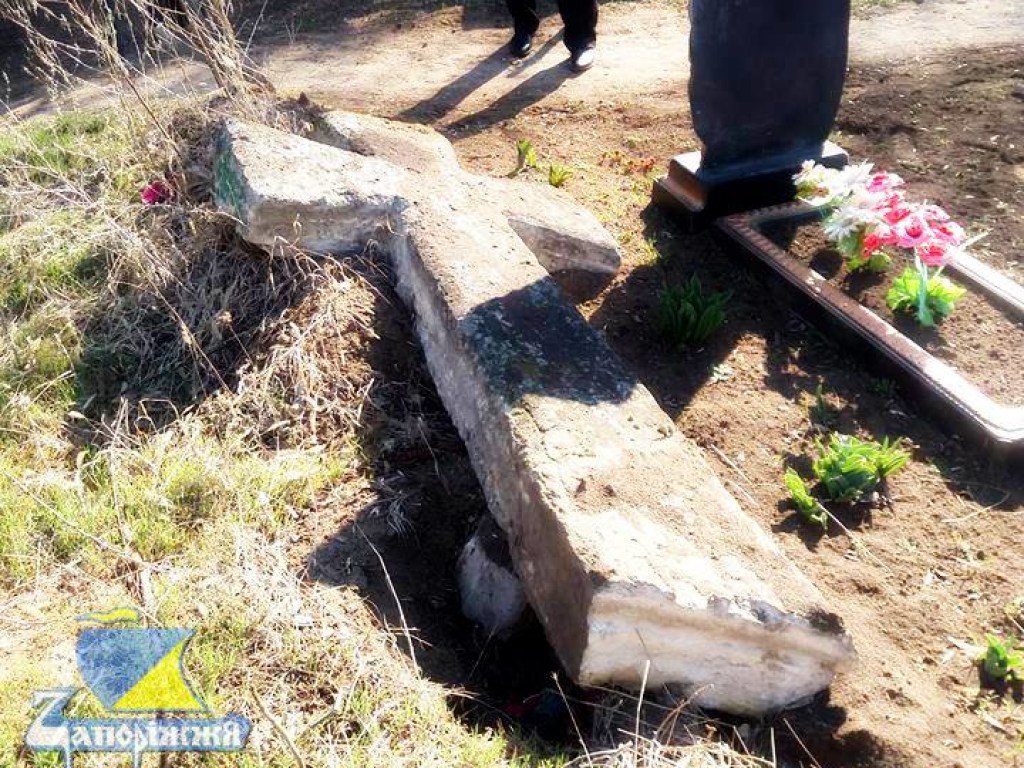 В Запорожской области вандалы повалили 400-летний гетманский крест (ФОТО)