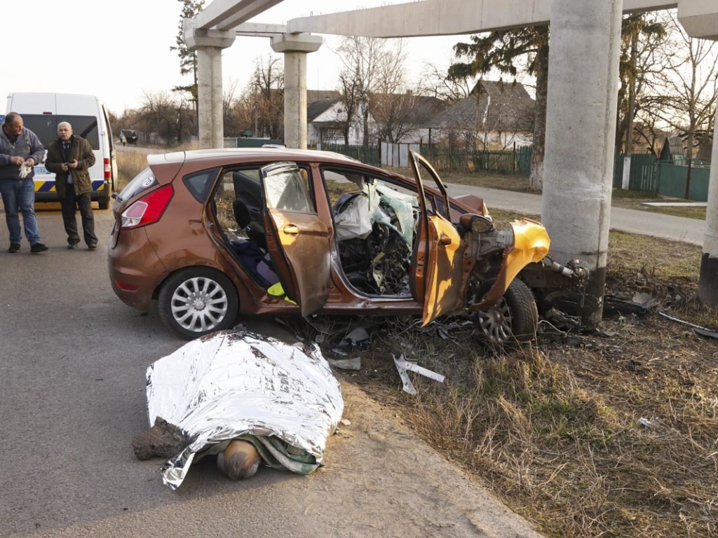 На Одесской трассе под Киевом Ford врезался в опору, водитель погиб на месте (ФОТО, ВИДЕО)