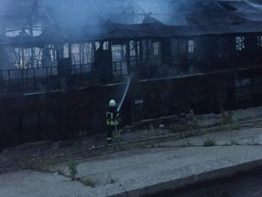 В Киеве около Дарницкого моста горела баржа (ФОТО)