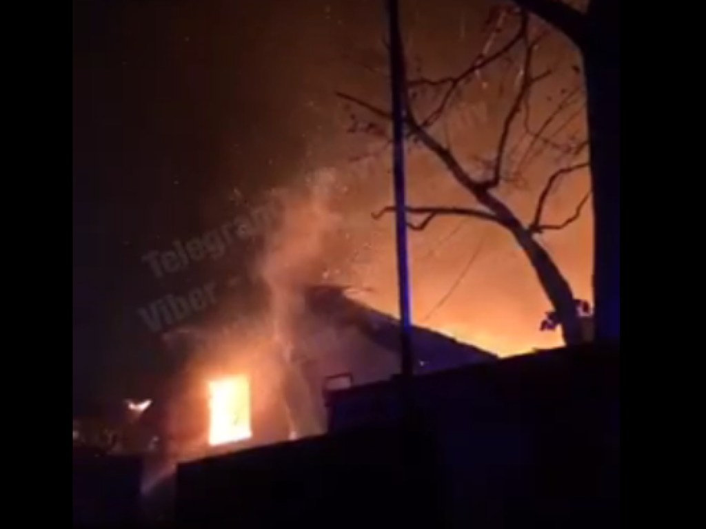 Под Киевом начался пожар на предприятии по производству армейского обмундирования (ВИДЕО)